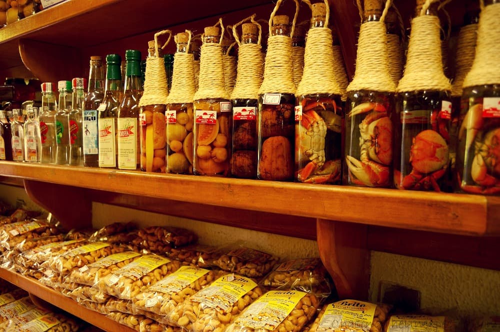No mercado Central é possível achar um pouco de tudo, inclusive essas cachaças bem diferentes e caseiras