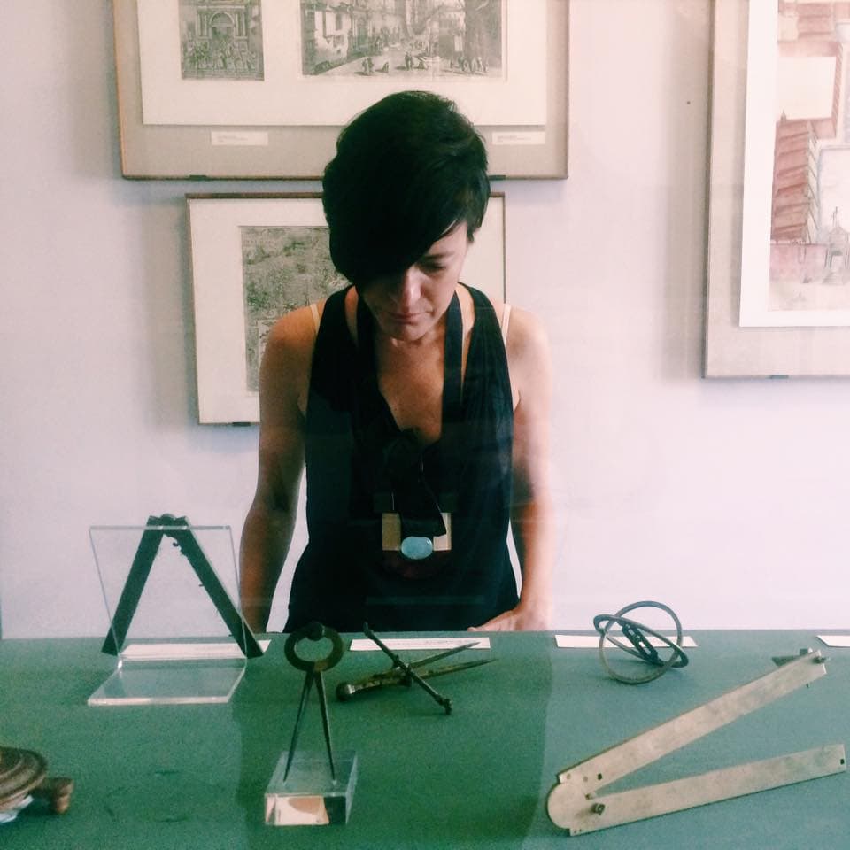 Lalai Persson comprovando que o o Museu xxx é realmente incrível