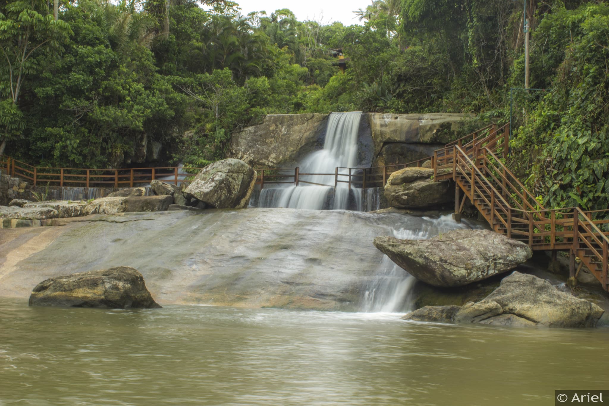 Cachoeira da praia do Iporanga, cortesia Ariel Serrão
