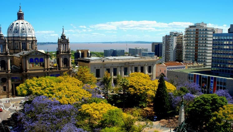 O verde e a arquitetura de Porto Alegre
