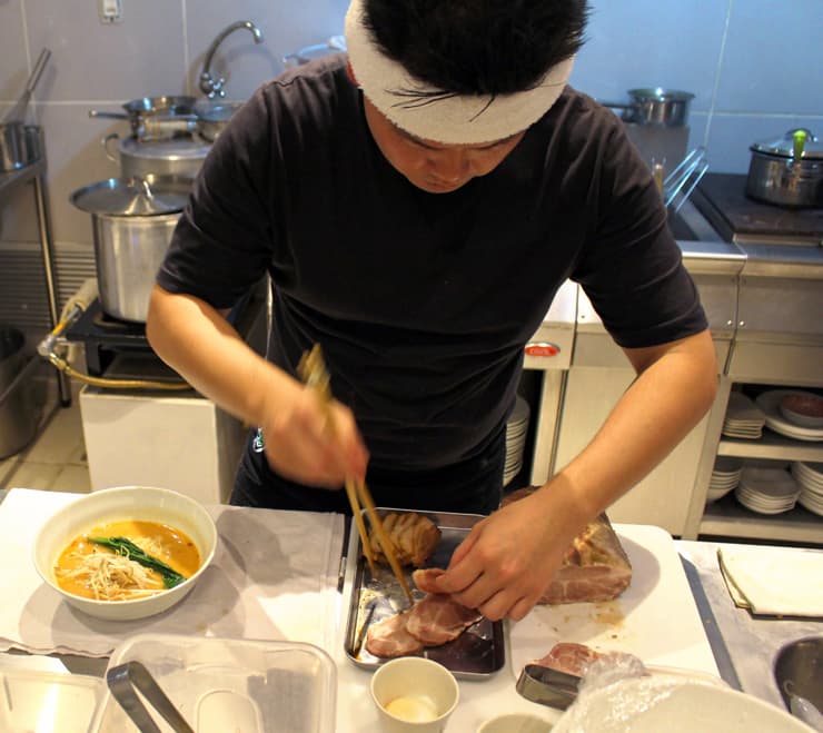 O chefe em ação no 2nd Floor Noodle Bar