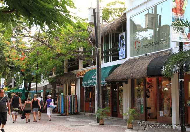 É na 5ª Avenida, em Playa del Carmen, que tudo acontece. (Crédito da foto: Clarissa Donda)