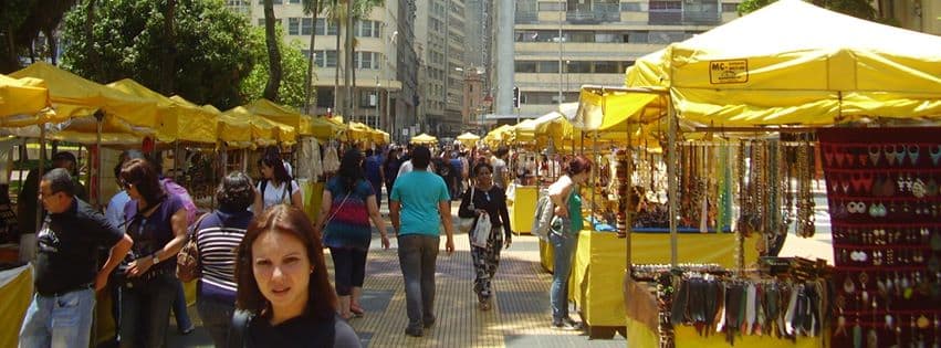 Muitas pessoas vão a feira da praça da República buscar um pouco