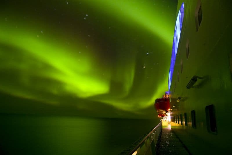 Por outro lado, encarar o forte inverno norueguês pode te fazer dar de cara com a aurora boreal, um dos maiores fenômenos naturais do mundo (Crédito da foto: Hurtigruten ASA)