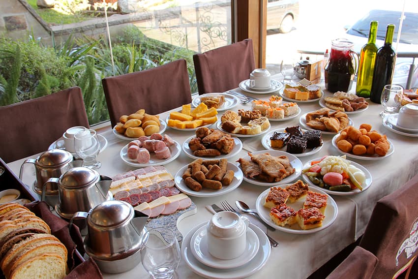 Prepare-se para comer muito e bem: o café colonial é super bem servido e uma tradição local
