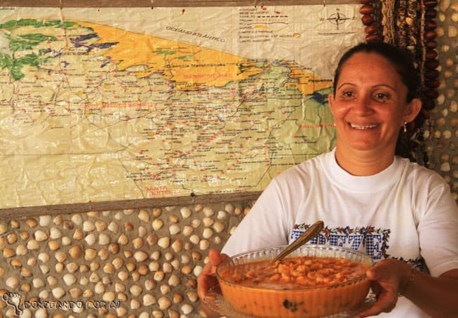 Dona Luzia, a simpática dona da receita secreta do melhor camarão do mundo (Crédito da foto: Clarissa Donda)