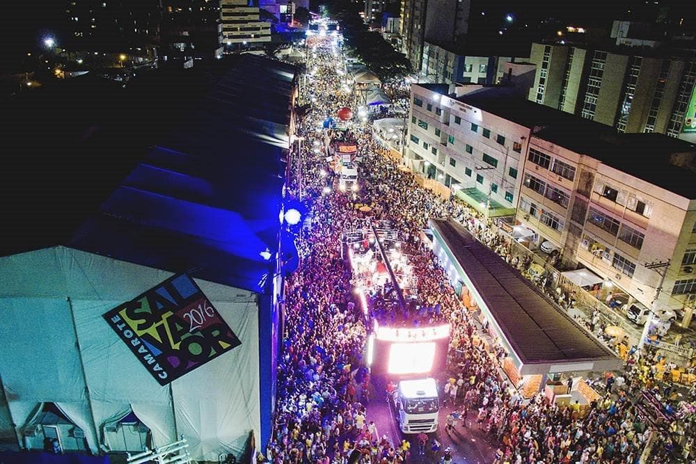 Os camarotes garantem o conforto, a vista para a festa nas ruas, mas também a própria festa dentro do seus espaços
