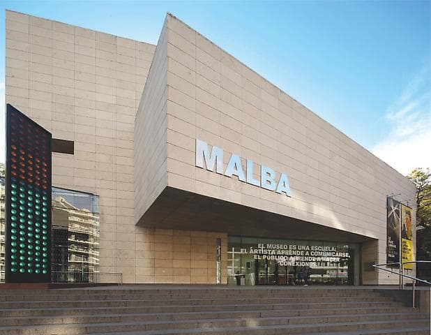 A bela arquitetura da fachada do Malba