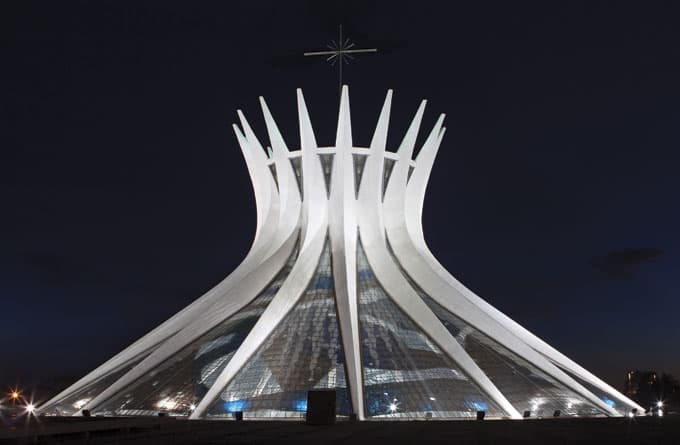 A arquitetura de Brasília surpreende: aqui a catedral da cidade
