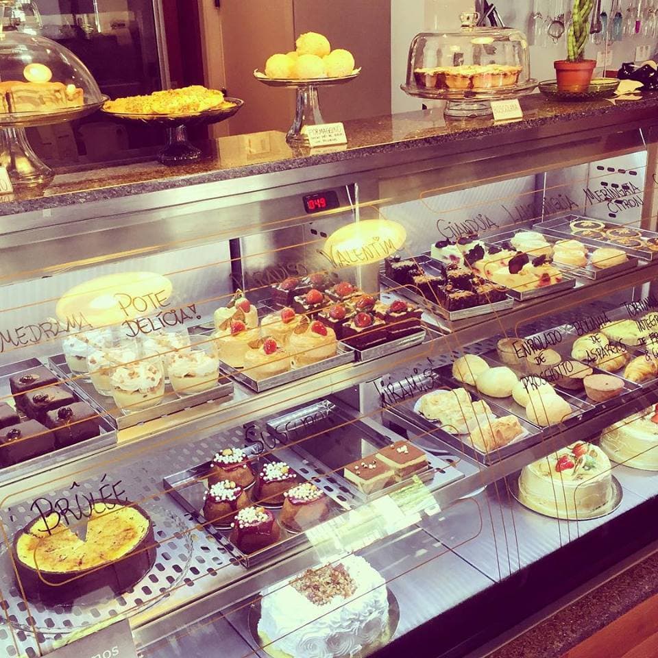Doces de encher os olhos e o estômago, acompanhados de um bom cafézinho: bem -vindo à Caramelodrama! (Crédito da foto: divulgação)