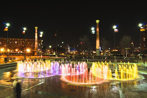 O Centennial Olympic Park oferece atrações para todas as idades, com pistas de patinação, brinquedos para as crianças e restaurantes ao redor