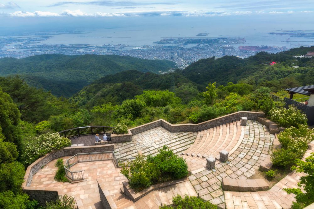 Construção histórica e mata em Kobe