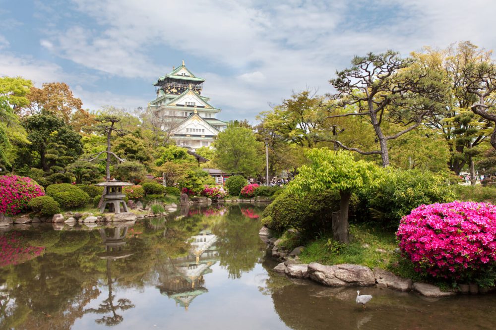 Lago e prédio histórico em Osaka