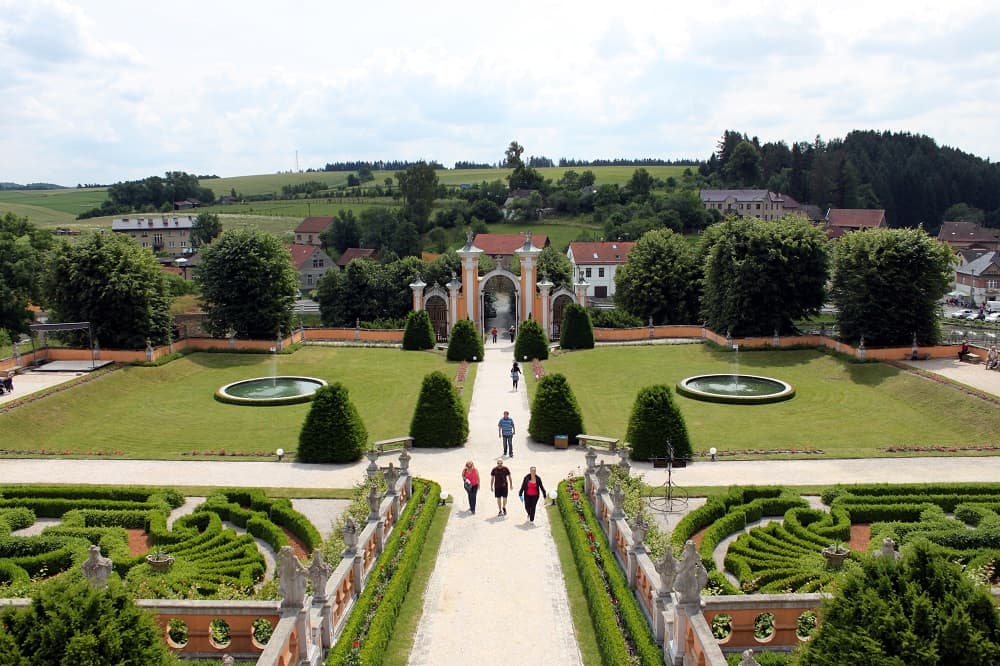 O jardim do castelo de Nove Hrady já mostra por que ele é comparado ao palácio de Versalhes (Crédito da foto: Natalie Soares)