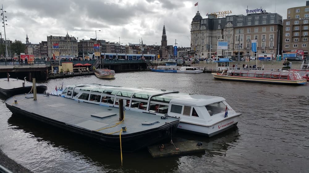 Se puder escolher entre todos os passeios, vá em um barco menor, com menos pessoas e, se não estiver chovendo, aberto (Crédito da foto: Clarissa Donda)