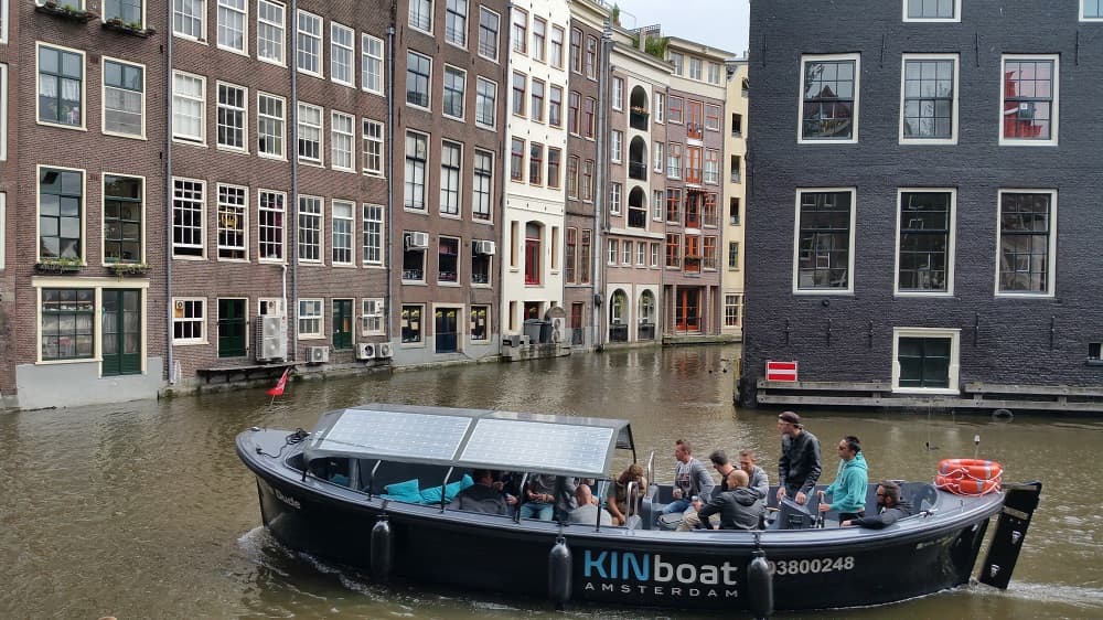 Existem duas formas de conhecer os canais de Amsterdã: percorrendo as margens a pé ou de barco (Crédito da foto: Clarissa Donda)