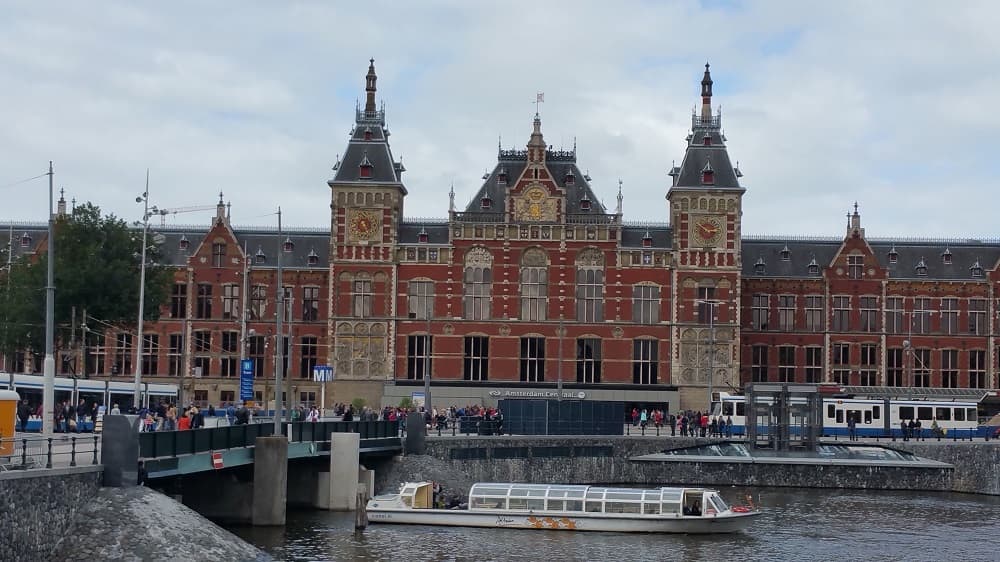 Até a principal estação de trem é atração na capital da Holanda, com sua arquitetura deslumbrante (Crédito da foto: Clarissa Donda)