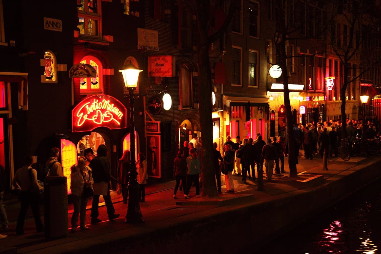 O famigerado bairro da luz vermelha é onde a noite acontece em Amsterdã
