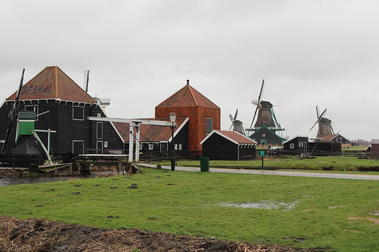 Todos os ícones da cultura holandesa estão reunidos no Zaanse Schans