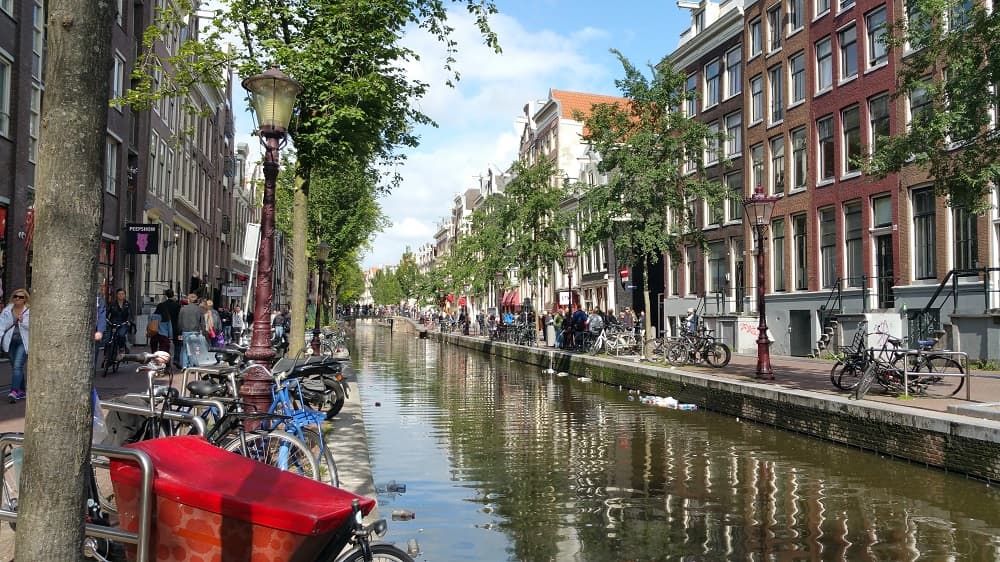 Amsterdã é uma das capitais mais bacanas da Europa e, se você ainda não a conhece, está esperando o que para agendar sua viagem? (Crédito da foto: Clarissa Donda)