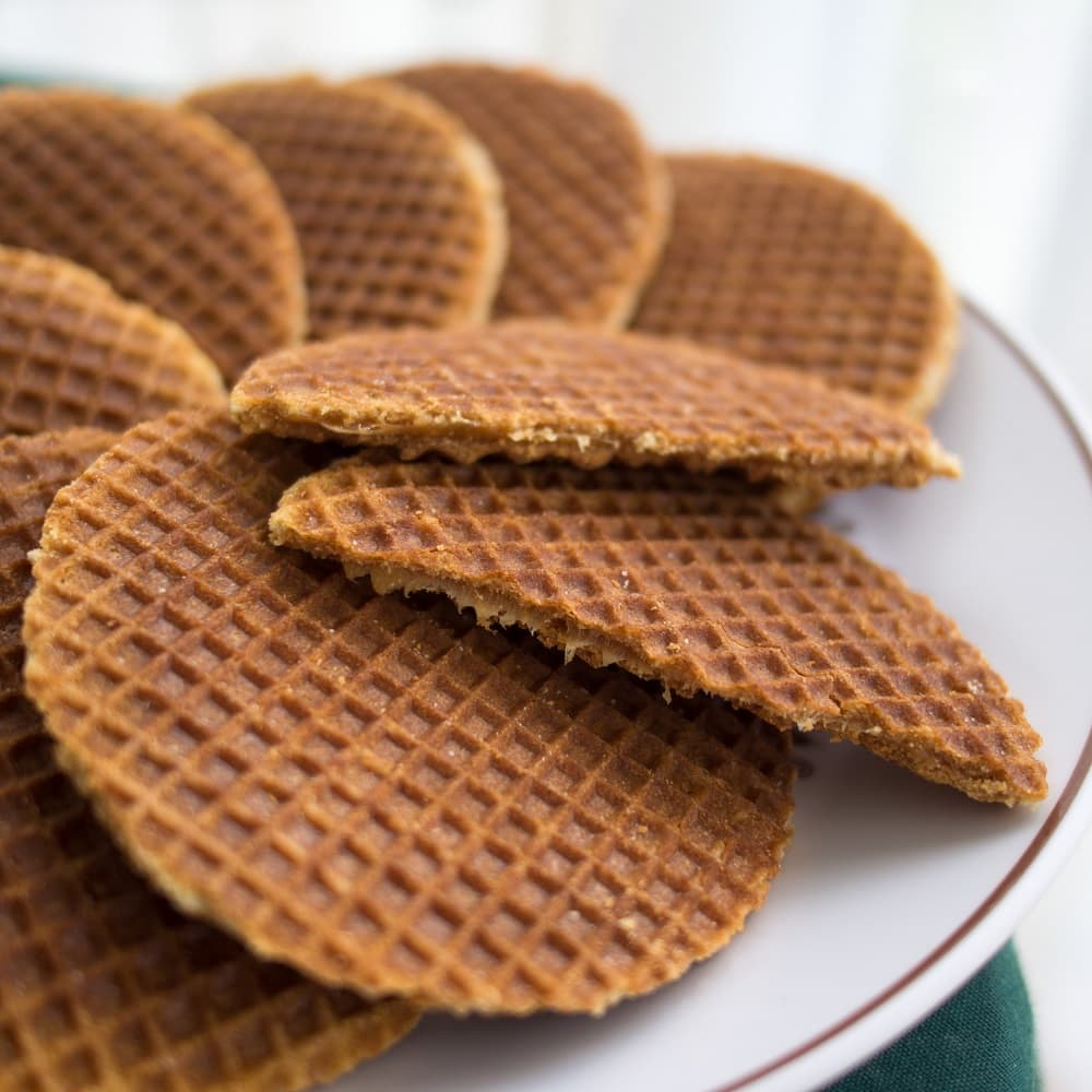 Esses waffles são típicos de Amsterdã e, por lá, costumam ser servidos com café