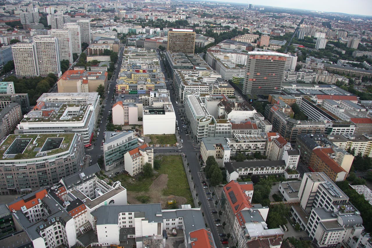Clichê, mas é verdade: Berlim tem milhares de facetas e lá você vai encontrar uma programação rica e intensa mesmo passando longe do circuito turístico
