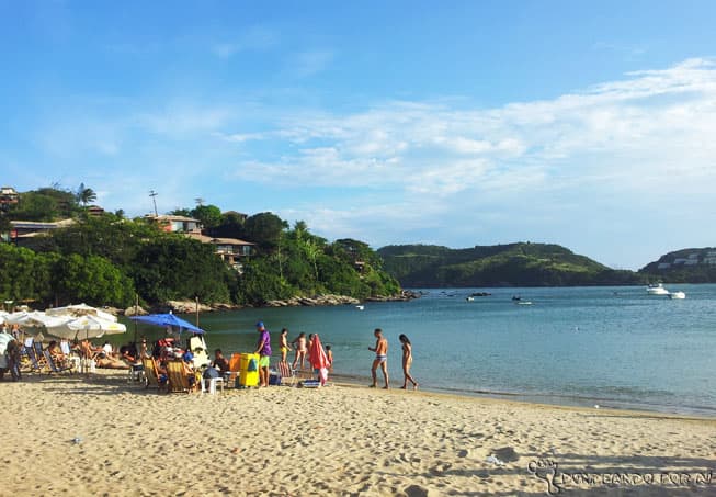 Passe o dia nessa praia de mar calminho e almoce por lá, com o pé na areia: é o melhor programa que há em Búzios (Crédito da foto: Clarissa Donda)