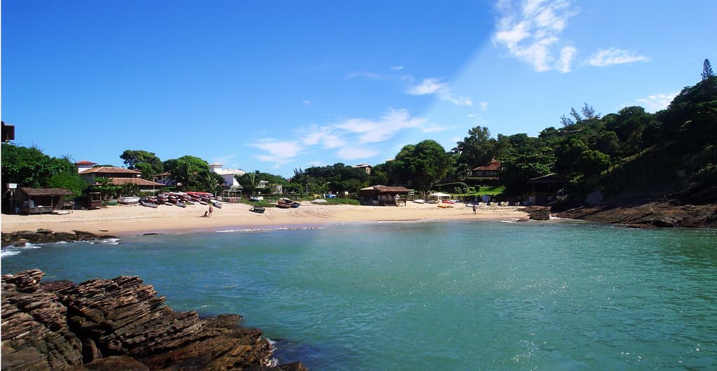 Essa pequena praia é perfeita para a prática de snorkelling; é possível ver peixinhos coloridos nadando nas águas claras (Crédito da foto: Clarissa Donda)