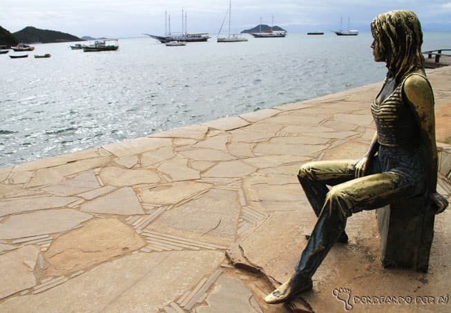É na orla Bardot, onde fica a estátua da estrela francesa, que está a praia da Armação (Crédito da foto: Clarissa Donda)