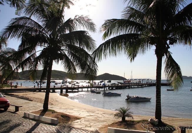 Essa praia cheia de barquinhos é um dos melhores cantinhos de Búzios para tirar fotos deslumbrantes (Crédito da foto: Clarissa Donda)