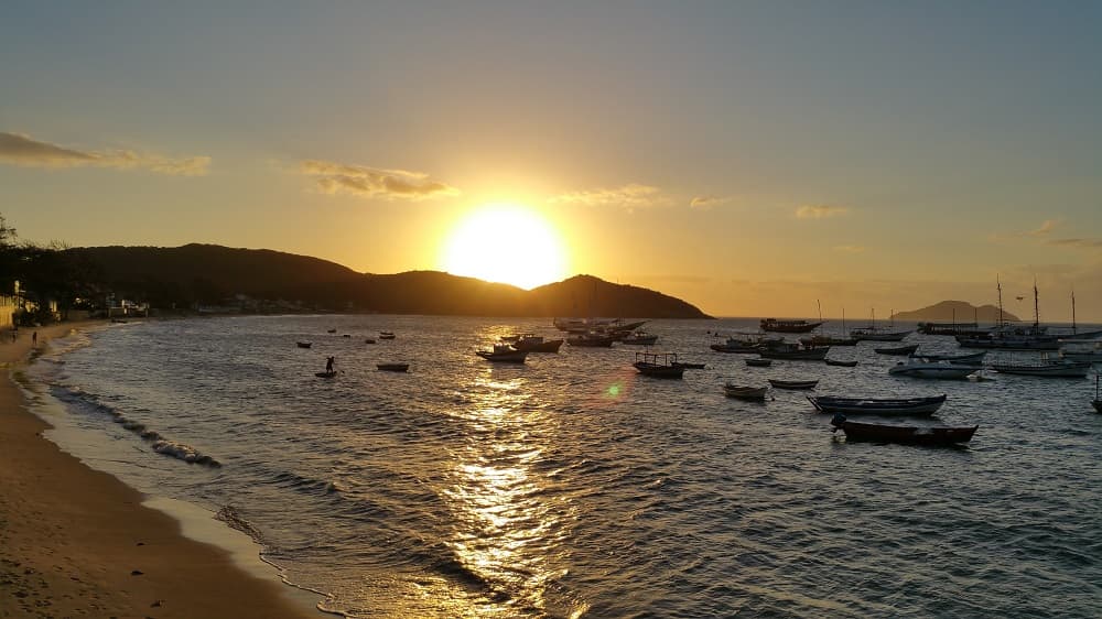 Esse pôr do sol, segundo os próprios moradores de Búzios, é o mais bonito da cidade (Crédito da foto: Clarissa Donda)