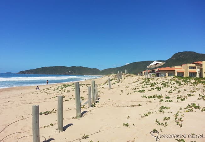 O mar aberto de Tucuns também é agitado, mas o ambiente é mais rústico; não espere encontrar bares e barraquinhas (Crédito da foto: Clarissa Donda)