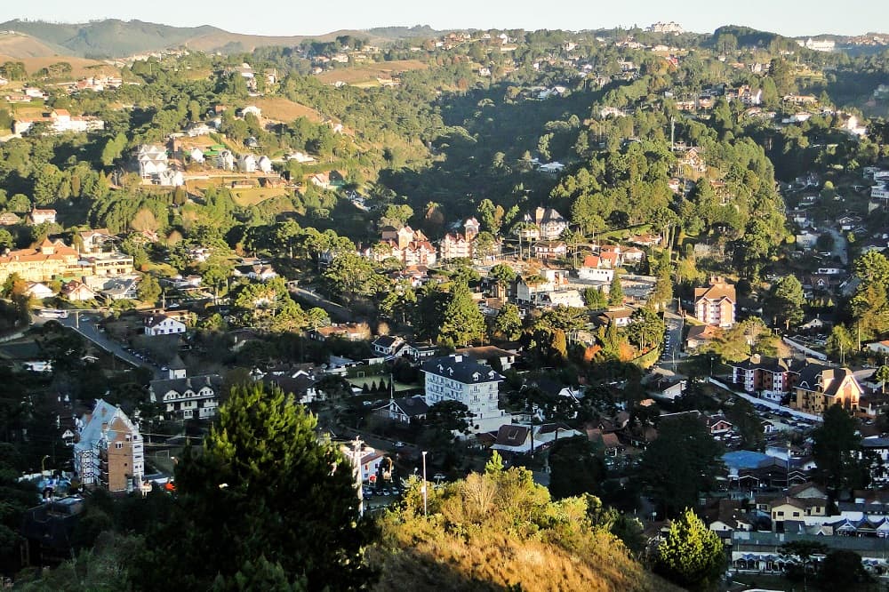 Natureza e muito conforto em meio ao friozinho da serra são os segredos da linda Campos do Jordão