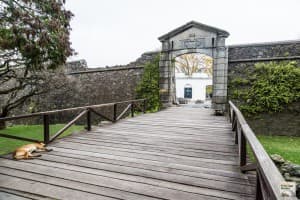 A cidade foi cercada por muros pelos colonizadores portugueses no século XVIII. (Crédito: Viajo Logo Existo)