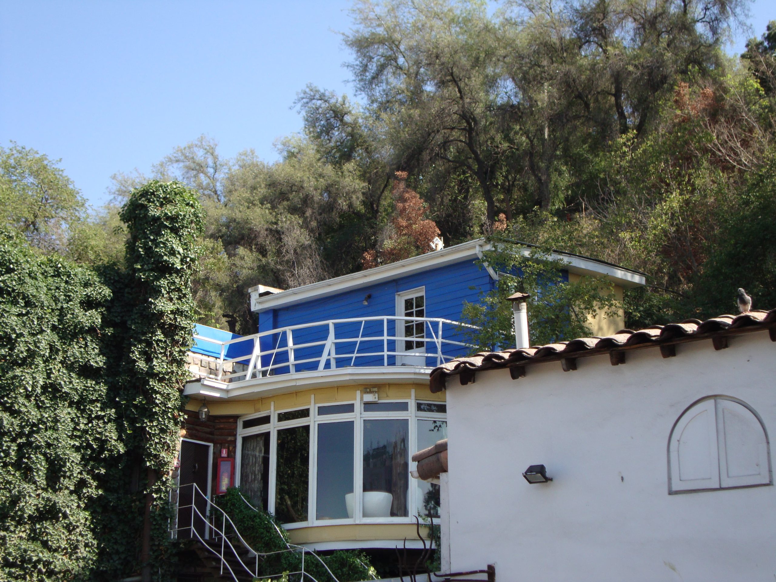 Torcedor, viajante e fã de literatura? Não deixe de ir á casa de Pablo Neruda em Santiago. (Crédito da foto: Natalie Soares)