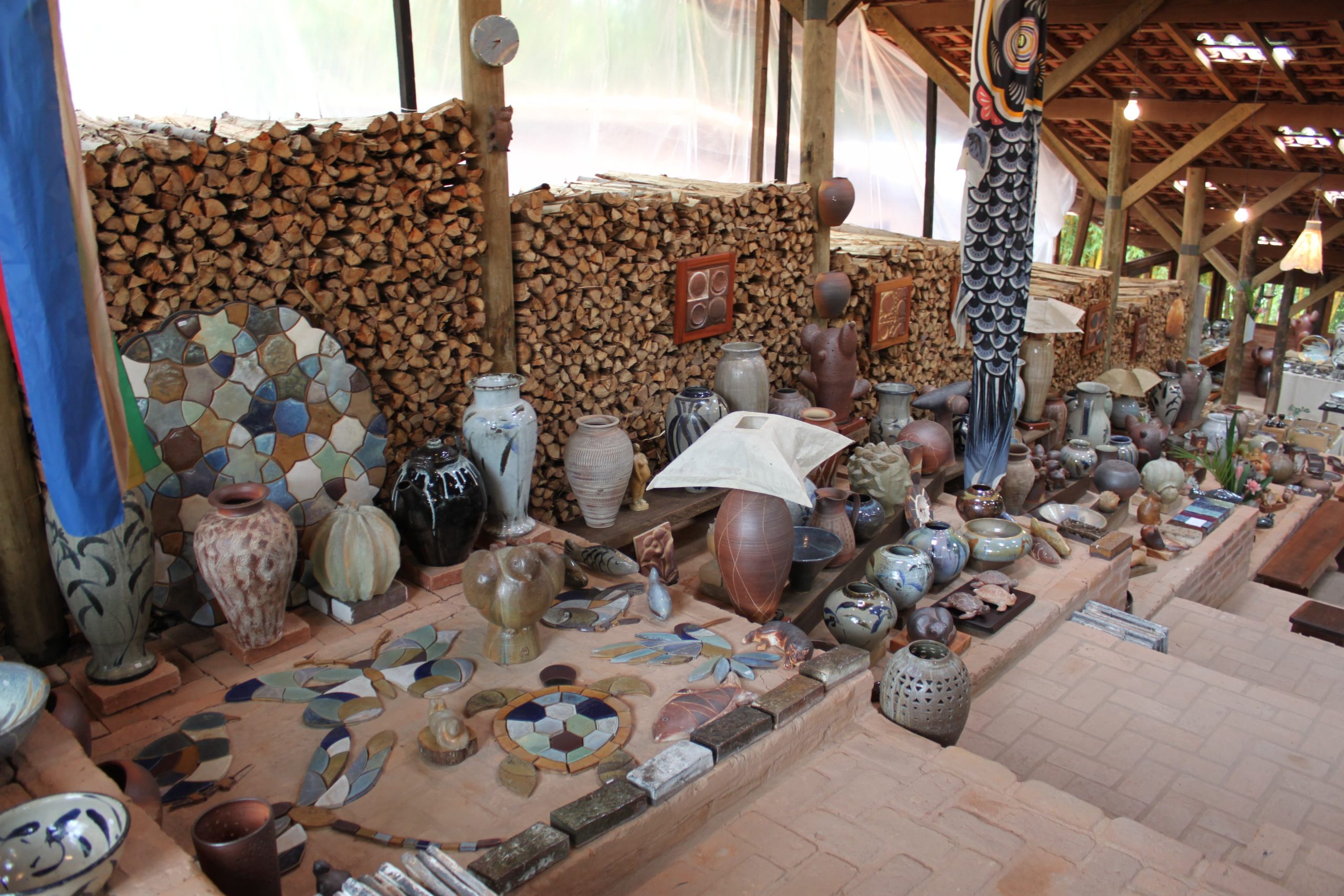 Não deixe de visitar os ateliês de cerâmica, que estão entre as principais atrações da cidade. (Crédito da foto: Natalie Soares)