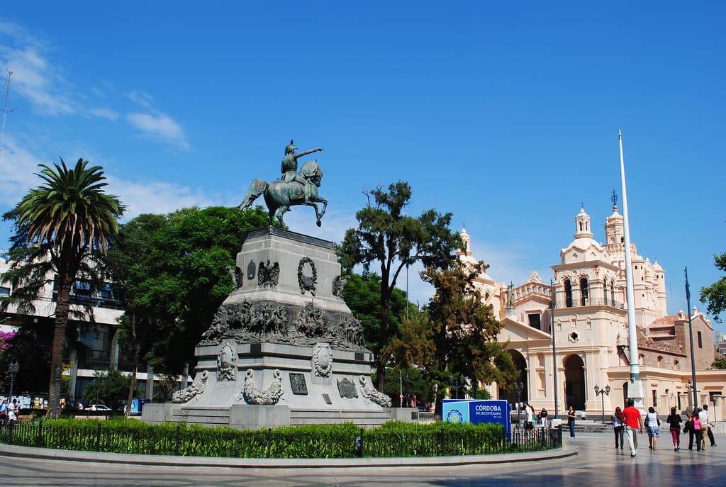 A Plaza San Martin, em Córdoba, é um dos muitos pontos a serem explorados na segunda cidade mais populosa da Argentina (Crédito da foto: Wikipedia/Rafael Bravo - Creative Commons License)