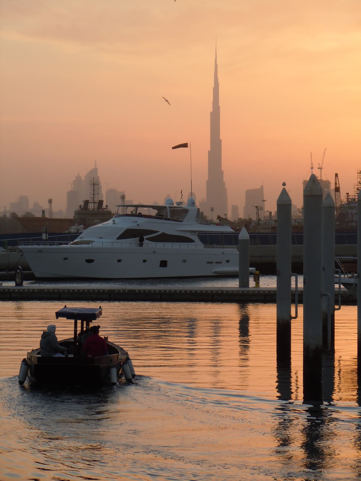 O pôr do sol fica ainda mais bonito com os prédios grandiosos de Dubai ao fundo