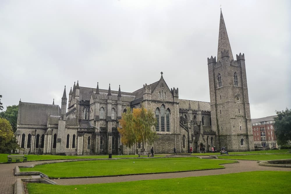 A famosa catedral de Saint Patrick e muitas outras atrações cabem neste roteirinho curtinho em Dublin (Crédito da foto: Clarissa Donda)