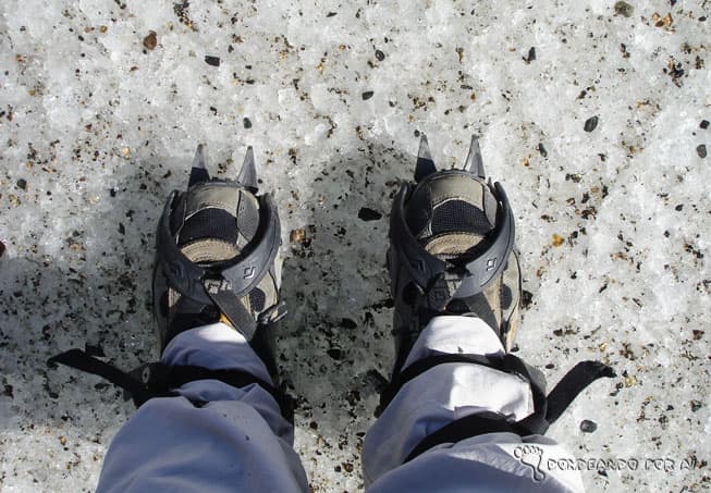 Vai caminhar na neve? Não se esqueça de se equipar com os grampones para não cair (Crédito da foto: Clarissa Donda)