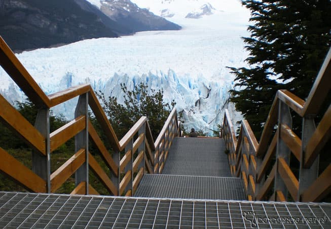 A passarela te leva até bem pertinho do glaciar, para apreciar a vista e tirar fotos incríveis (Crédito da foto: Clarissa Donda)