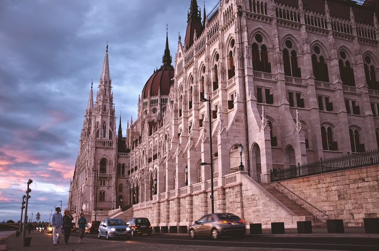 O parlamento húngaro está no topo da listinha de lugares que você não pode deixar de conhecer em Budapeste