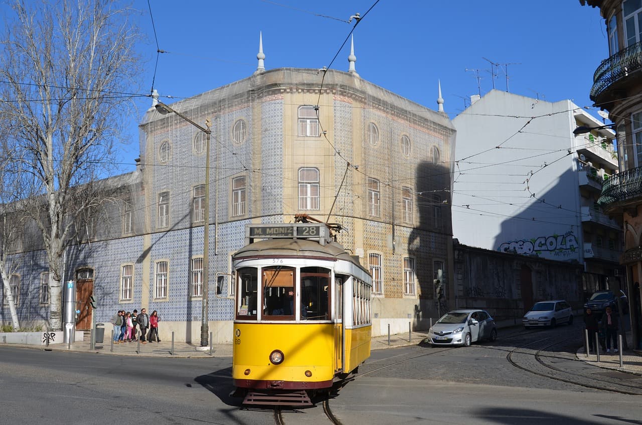 A gente não cansa de repetir: Lisboa é maravilhosa e uma das melhores maneiras de conhecê-la é dando uma volta no clássico bonde (Crédito da foto: Natalie Soares)