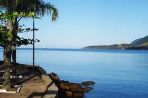 O mar calmo, emoldurado pela natureza, é a maior atração de Ilhabela. 