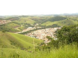 São Luiz, bem no meio da serra, parece até uma cidade cenográfica. (Crédito da foto: Flick/Luiz Yassuda)