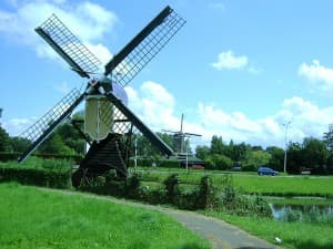 Um jardim e um moinho de vento: paisagem tipicamente holandesa em Leiden