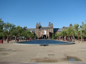 A Museumplein, em Amsterdã, é uma de muitas atrações para os fãs de arte