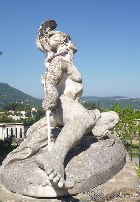 A estátua de Aquiles faz parte da paisagem histórica desta pequena ilha da Grécia (Crédito da foto: Clarissa Donda)