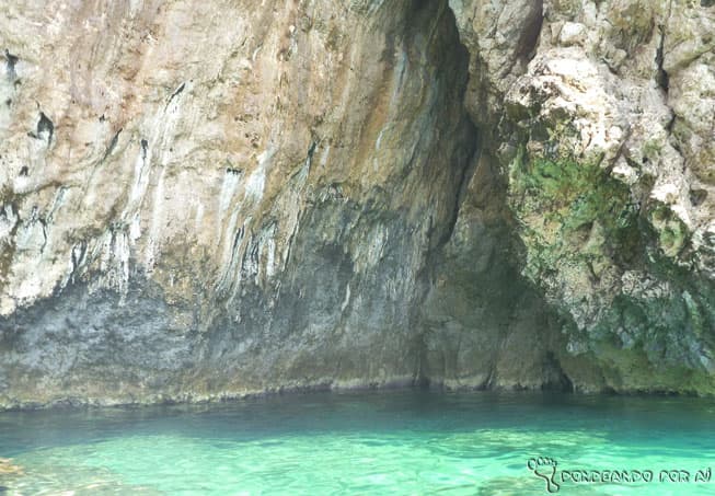 O paredão de pedra dá um charme mais do que especial à praia de Paleokastritsa (Crédito da foto: Clarissa Donda)