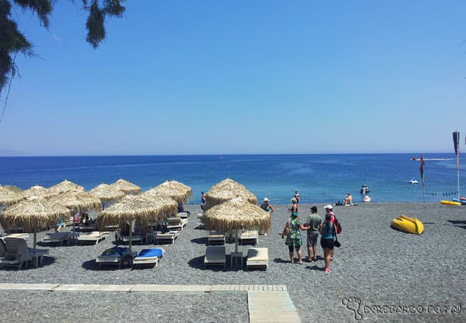 As praias em Santorini, como a de Kamari, podem ser um pouco diferentes do que estamos habituado (Crédito da foto: Clarissa Donda)